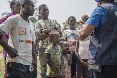A crowd gathers to listen to WHO Community Engagement Specalist Marie-Claire Thérèse Fwelo providing information about Ebola in the city of Mbandaka. 